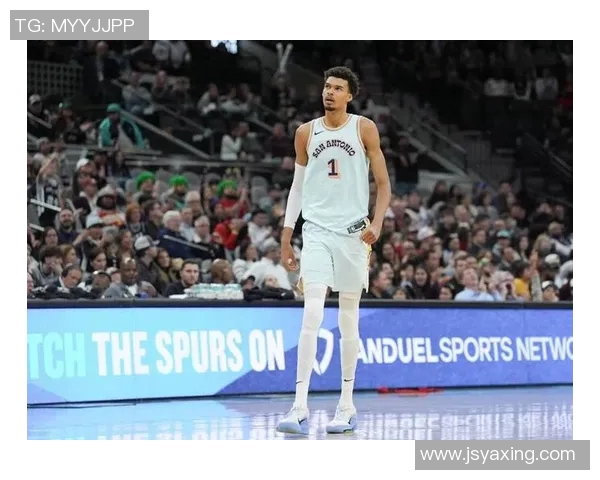 文班亚马首场比赛表现抢眼五次盖帽并成功隔扣字母哥引发热议