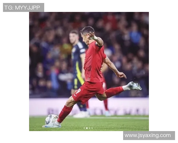 莱万状态火热欧冠赛场大放异彩射手榜领跑引发关注 莱万状态火热欧冠赛场大放异彩射手榜领跑引发关注